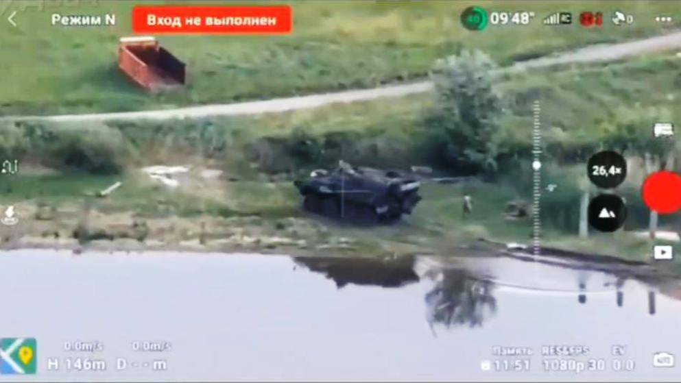 Бойцы угнали БТР LAV-6 Супер Бизон 8х8. Укроводитель пытался догнать, но не догнал смотреть онлайн