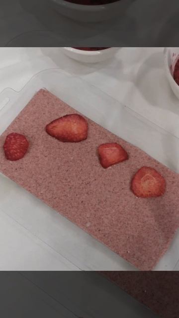 белый шоколад с добавлением порошка клубники смотреть онлайн