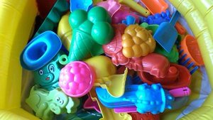 Учим цвета с формочками для песка