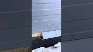 Склад с Сэндвич панелей. Установка нащельника  цоколя