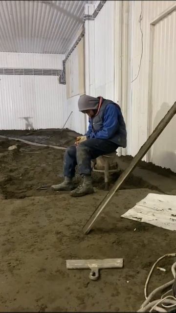 Полусухая стяжка. Затирщик к концу рабочего дня🤣🤣🤣 смотреть онлайн