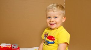 Рома и Диана Диана и Рома играют в прятки в коробках