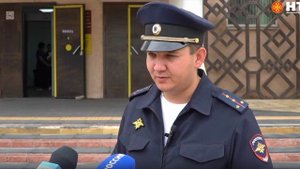Дорожные полицейские поздравили молодых родителей и подарили им автокресла