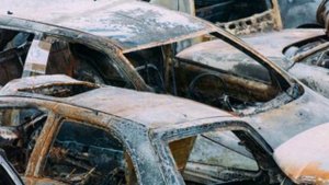 Мошенники вынудили подростка поджечь четыре авто в Югре