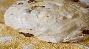 Хлеб с орехами и изюмом