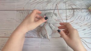 Маленький котенок в люльке крючком, спящий котик крюч?