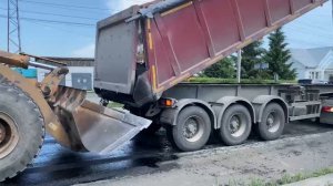 Выгрузка горячего асфальта из самосвала в фронтальны?