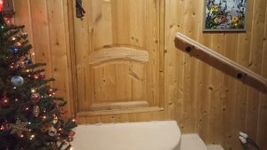 Крепление деревянных перил к стене без балясин.