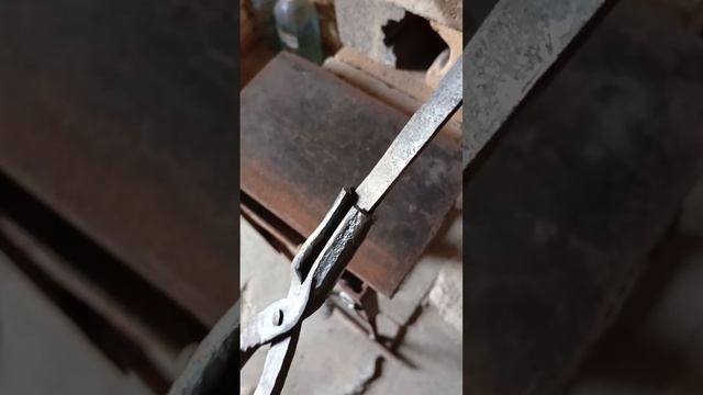 Изготовление кузнечных клещей из арматуры ).