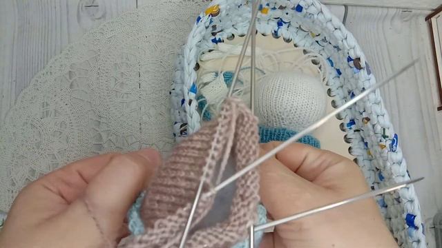 Как вязать свитер сразу на игрушке. Игрушка спицами