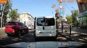 2 красных, 2 встречки  — один исполнитель 😡