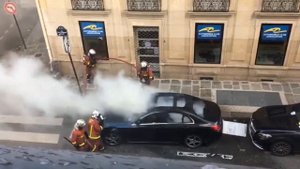 Как тушат горящую машину во Франции