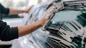 Эксперт назвал последствия мойки автомобиля бытовыми средствами