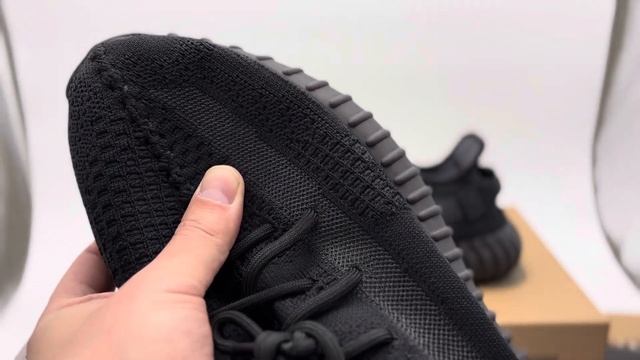 Лучшие кроссовки на весну, лето 2025 Adidas Yeezy Boost 350 Onyx