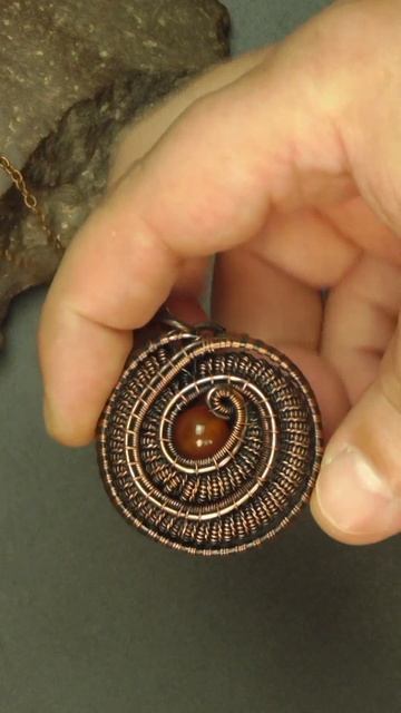 Кулон Wire Wrapped из медной проволоки и бусины ручной рабо? смотреть онлайн
