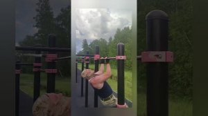 Подтягивания и отжимания на брусьях