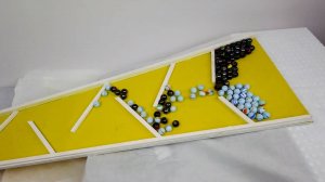 Гонка шариков: 100 шариков, волна и самосвал.