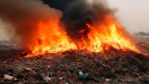 Возгорание на свалке бытовых отходов не могут потушить уже месяц в Пензенской области