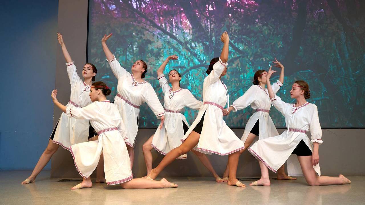 Хореографическая композиция Вдоль по улочке.