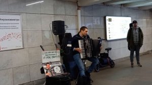 Чудный аккордеон в метро.