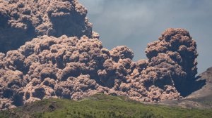 Вулкан Этна извергается на Сицилии