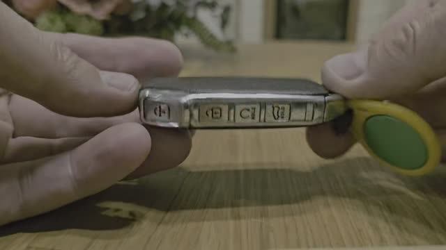 Как поменять батарейку в брелке KIA Sorento IV