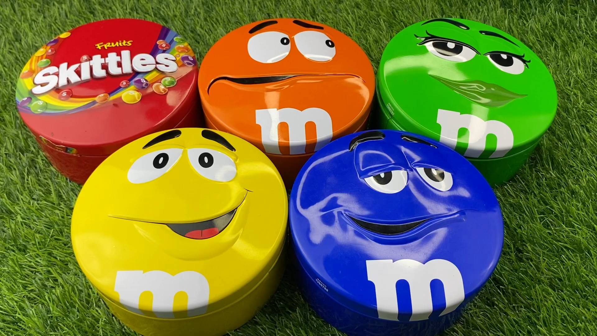 Сможешь догадаться, что закрыто в этих баночках от Skittles и M&M’s?