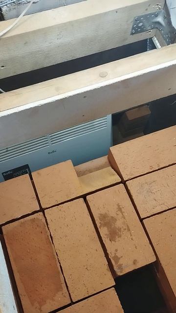 Строим дом. Часть 912. Подрезка кирпича под дверку смотреть онлайн