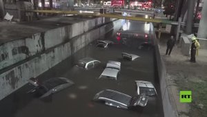 سيارات تطفو في شوارع مكسيكو سيتي جراء فيضانات غزيرة