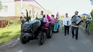 Сөлгеләр бәйләнгән колга һәм бизәлгән трактор: аксарлылар Сабантуйга бүләк җыйды