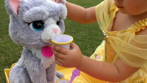 Диана и Рома Диана - ПРИНЦЕССА Белль НА ПРОГУЛКЕ с Котиком, Belle Disney Princess