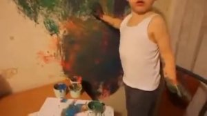 Мальчик шалун!😄 Раскрасил все обои,мама ругается!!!😠