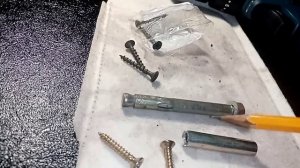 Как выкрутить обломанный шуруп из фанеры