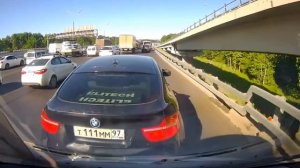Вчера утром в Москве водитель "БМВ" обиделся на владельца регистратора и подставил ему зад.