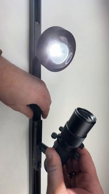 Вставляем светильник в трековую систему смотреть онлайн