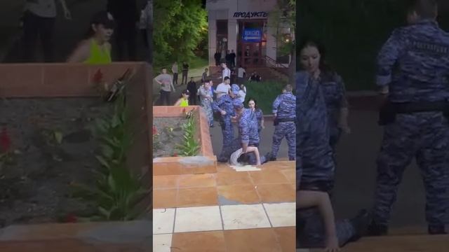 В Хабаровске росгвардия приехала разнимать пьяное быдло — одной дебоширке чуть не прострелили голову
