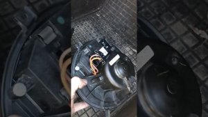 Как быстро вытащить моторчик печки Фольсваген пассат