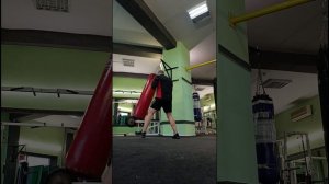 Отработка на мешке ударов ногами, локтями и коленями