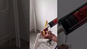 Как покрасить обои и наклеить молдинги