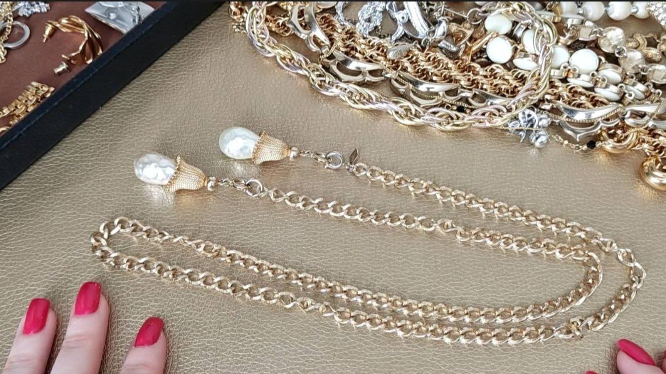 36. Распаковка винтажных украшений. Много MONET