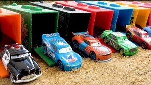 Строительные машины, перевозящие автомобили, и Полицейская машина-спасатель