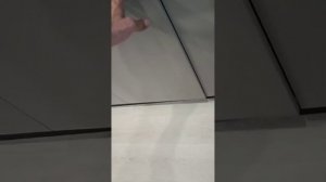 Угловая кухня с антресолями.