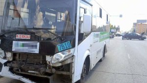 Шесть взрослых и девушка-подросток пострадали в ДТП с автобусом в Омске