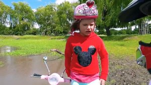 Мистер Макс • Mister Max - Макс и Кэти застряли в болоте на мотоцикле