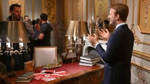 Статую Макрона украли из музея "Гревен" в Париже