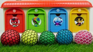 Детям. Разноцветные мячики и игрушки, играем, дети.