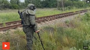 Саперы показали, как разминируют железную дорогу в Курской области