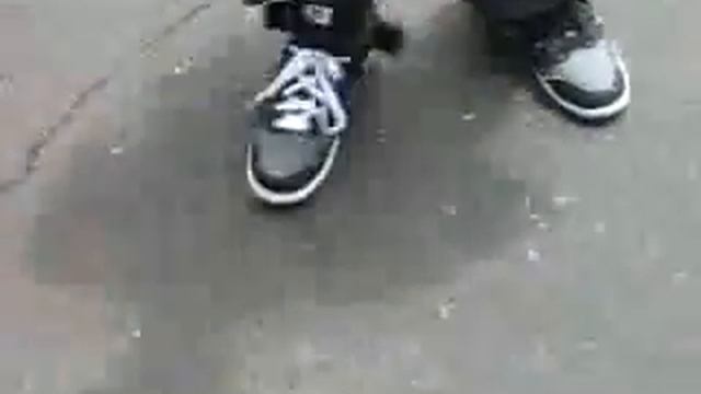 Как завязать шнурки без помощи рук смотреть онлайн