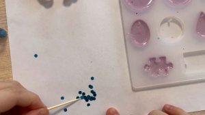 Лиза делает фигурки из эпоксидной смолы