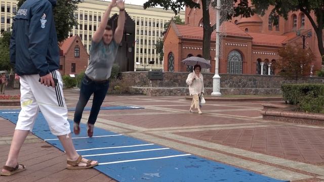 С тележкой и парашютом по площади Независимости смотреть онлайн